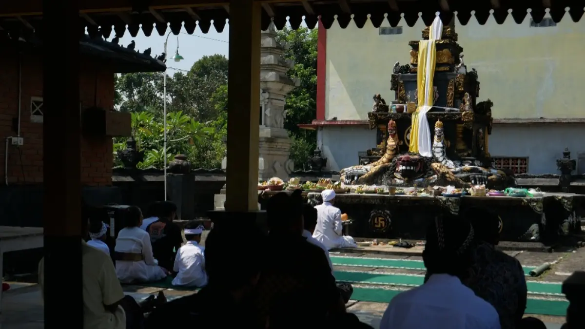 KHIDMAT: Prosesi persembahyangan yang dipimpin oleh pemangku. (FIKRI THOHARUDIN/RADAR KUDUS)&nbsp;