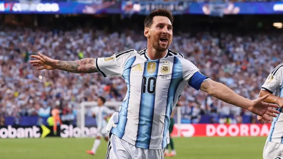 Lionel Messi merayakan hattrick ke gawang Aljazair yang membuatnya menyamai rekor 16 gol Miroslav Klose di putaran final Piala Dunia 2026. (FIFA)