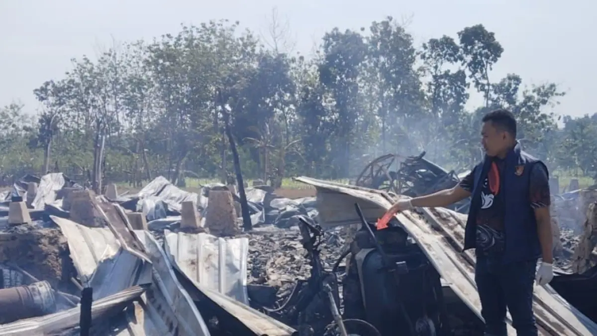 OLAH TKP – Anggota Polres Grobogan lakukan olah TKP di kandang ayam terbakar di Desa Penadaran, Kecamatan Gubug. 