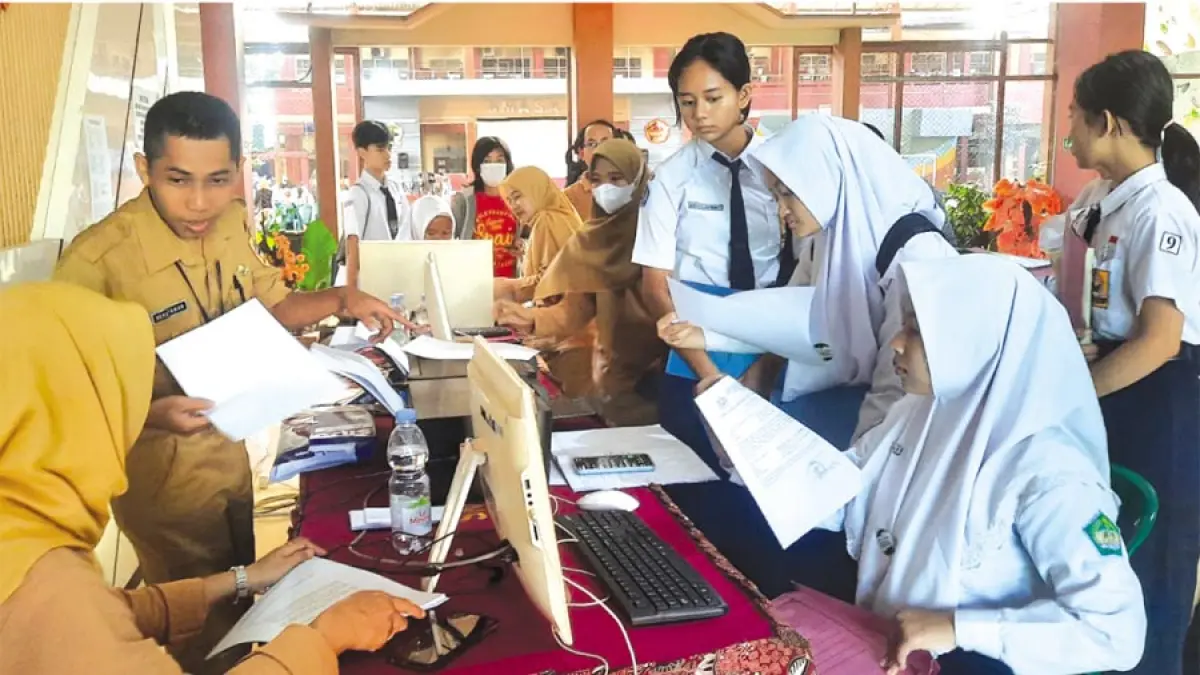 PENDAFTARAN: Tim SPMB&nbsp;SMA 1 Kudus melayani calon&nbsp;peserta didik saat proses&nbsp;pembuatan akun baru-baru ini. (INDAH SUSANTI/RADAR KUDUS)