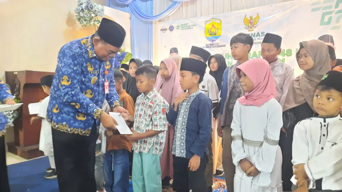 SANTUNAN: 1.000 anak yatim saat menerima santunan Gebyar 1 Muharam 1448 Hijriah di Aula Dinas Pendidikan Grobogan.
