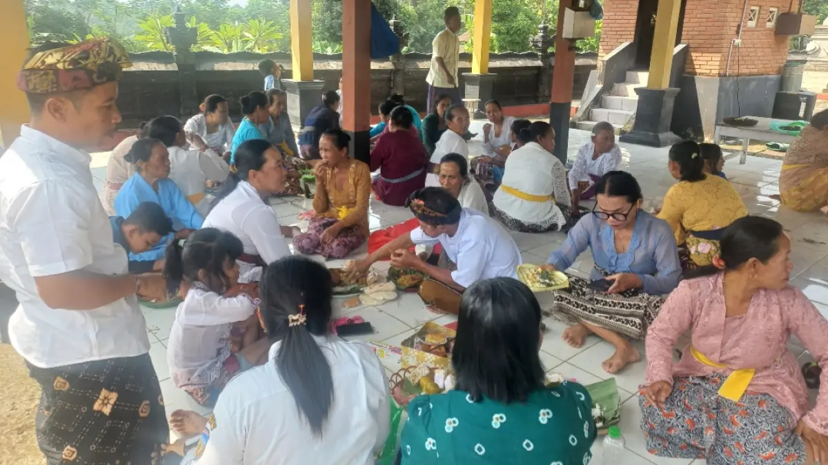 SEDERHANA: Usai sembahyang, umat Hindu makan bersama dengan lungsuran banten atau sesaji.