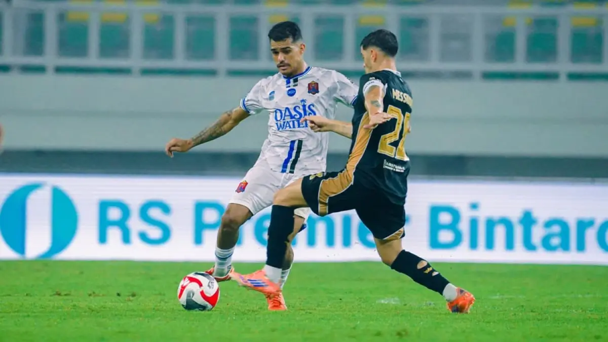 SENGIT: Carlos Franca tengah mempertahankan bola dalam laga di musim 2025/2026. (MO PERSIJAP UNTUK RADAR KUDUS) 