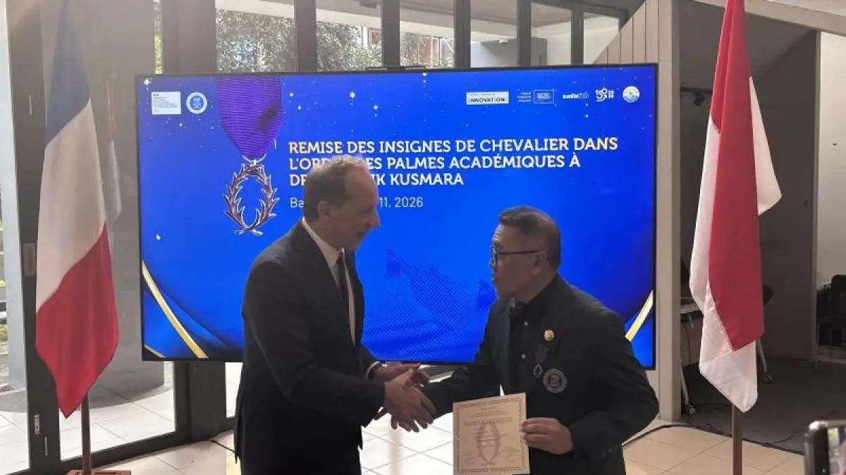 Wakil Rektor Bidang Komunikasi, Kemitraan, Kealumnian, dan Administrasi Institut Teknologi Bandung (ITB), Andryanto Rikrik Kusmara, menerima penghargaan Chevalier dans l’Ordre des Palmes Académiques dari Pemerintah Republik Prancis (ANTARA NEWS)