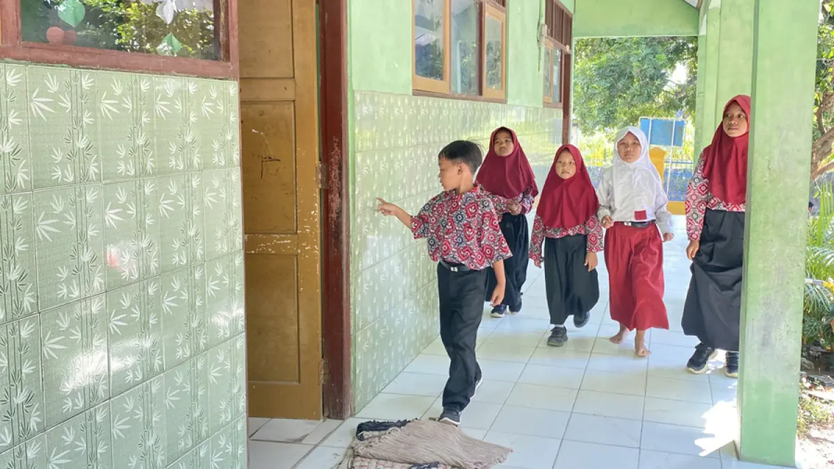 AYO SEKOLAH: Siswa SDN 2 Kunden, Blora Kota, menuju ruang kelas ketika selesai pergantian jam istirahat. (ARIF FAKHRIAN KHALIM/RADAR KUDUS)