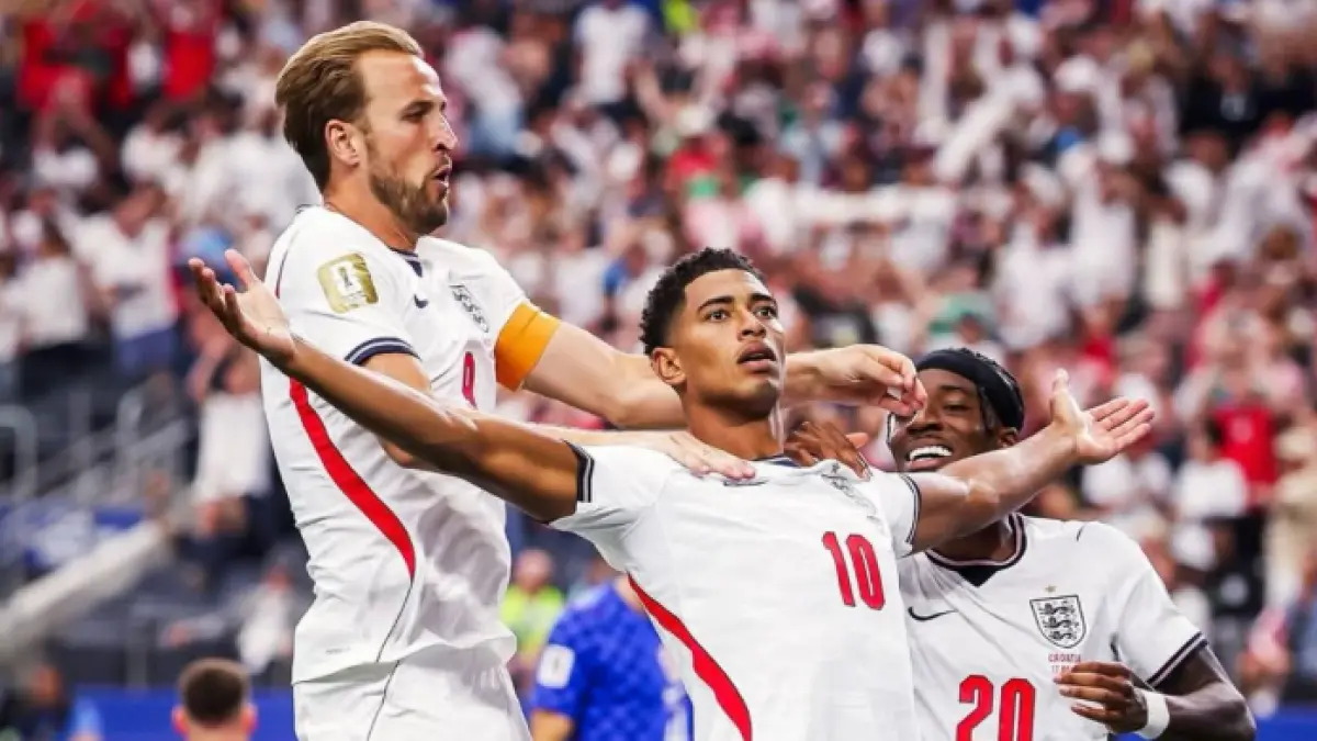 Bellingham berselebrasi bersama rekan timnya di timnas Inggris.