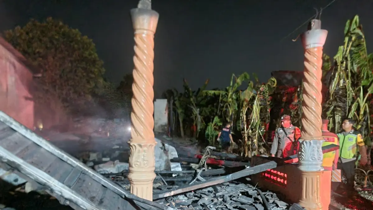 DATANGI TKP – Anggota Polsek Tegowanu mendatangi tempat kejadian perkara kebakaran di Desa Tunjungharjo, Kecamatan Tegowanu, 