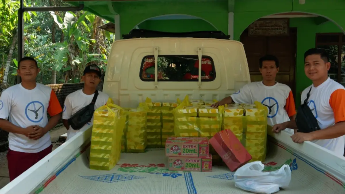 DERMAWAN: Prosesi pembagian snack untuk di musala-musala Desa Ngabul Kecamatan Tahunan pada Kamis (18/6).