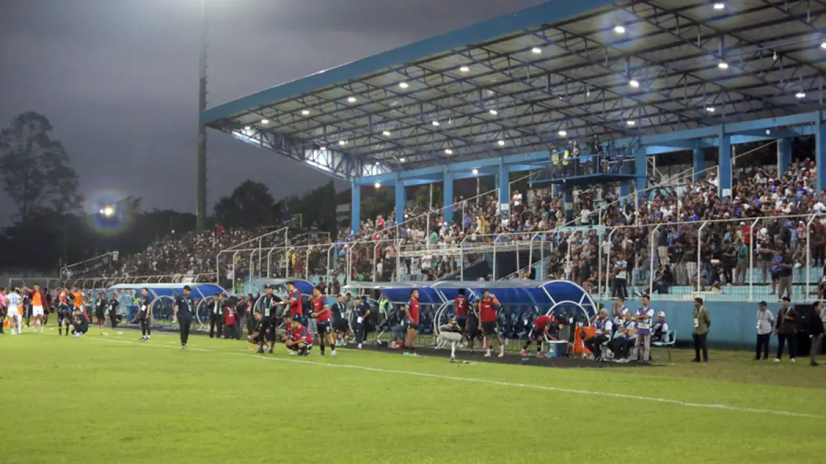 DILELANG LAGI: Kondisi Stadion Wergu Wetan saat menggelar pertandingan Persiku hingga petang. (GALIH ERLAMBANG W/RADAR KUDUS)