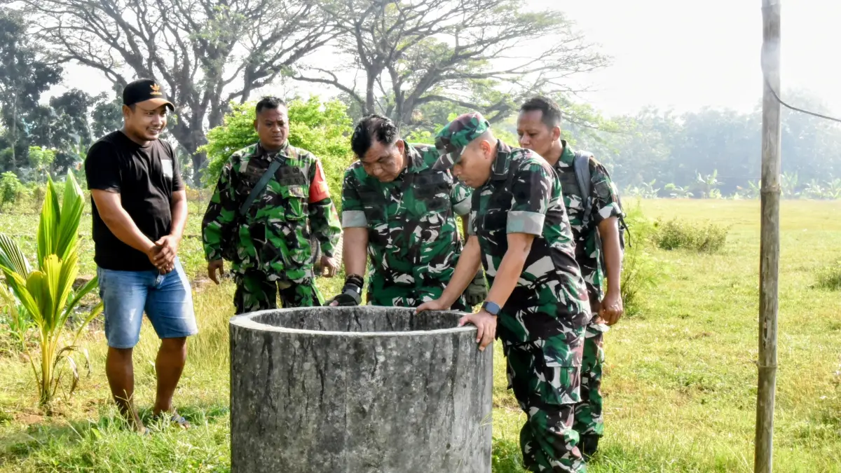 MENINJAU: Dandim 0717/Grobogan Letkol Inf Wefri Sandiyanto saat meninjau lokasi pembangunan sumur bor di Desa Kedungrejo Kecamatan Purwodadi.