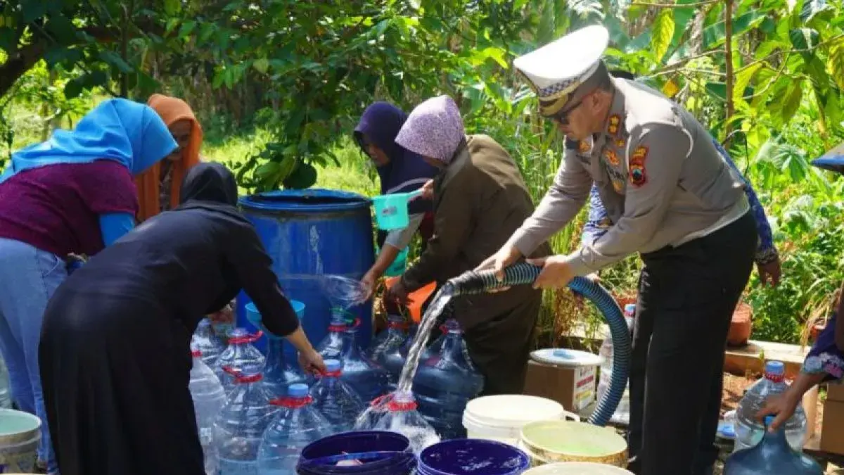 Polrestabes Semarang menyalurkan 19 ribu  liter air bersih (Foto: Antara News) 