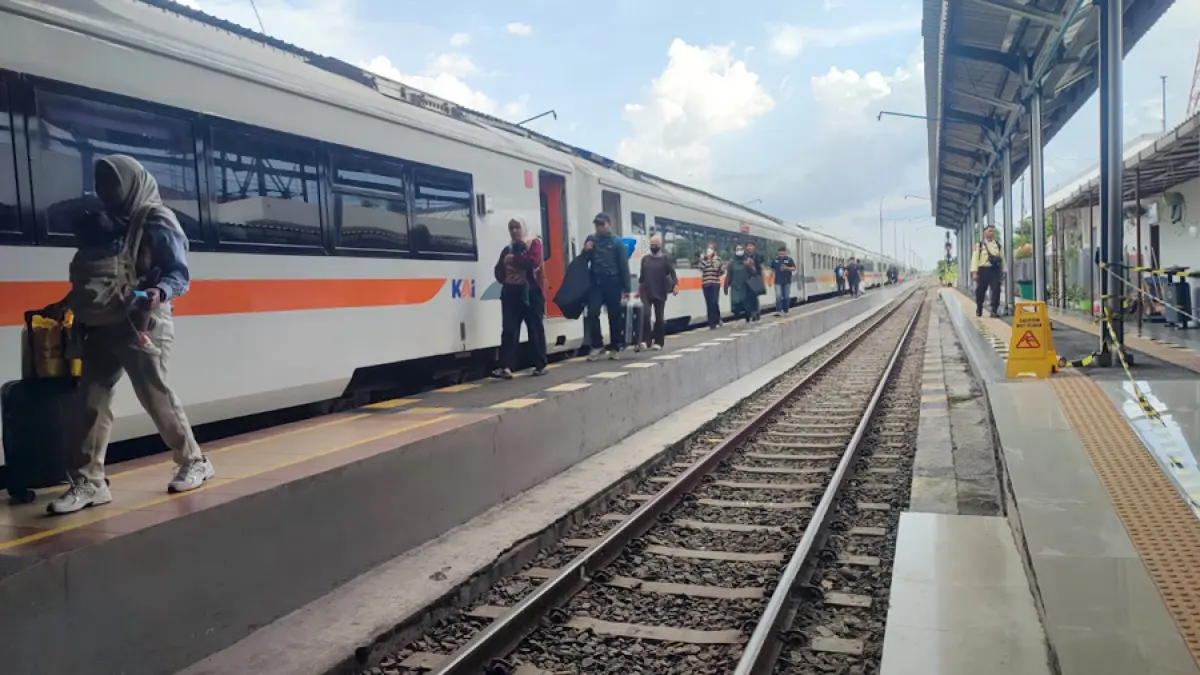 RAMAI: Para penumpang Kereta Api di Stasiun Cepu saat menyusuri peron. (EKO SANTOSO/RADAR KUDUS)