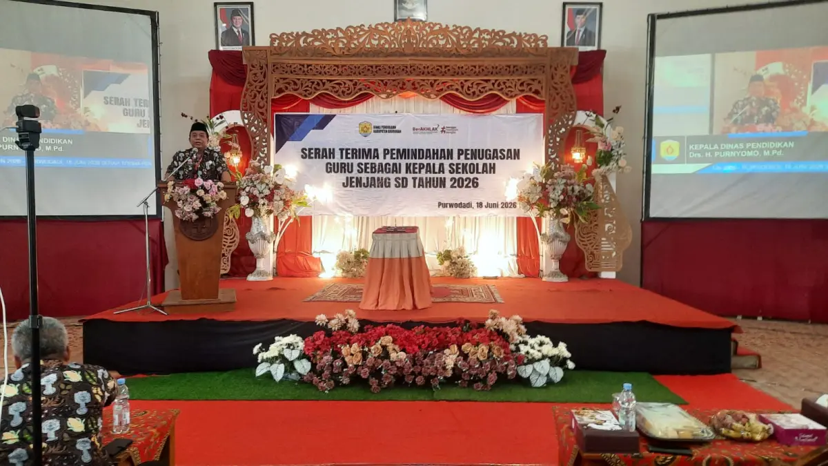 SERTIJAB: Kepala Dinas Pendidikan (Disdik) Grobogan Purnyomo saat memberikan sambutan di sertijab kepala SD.