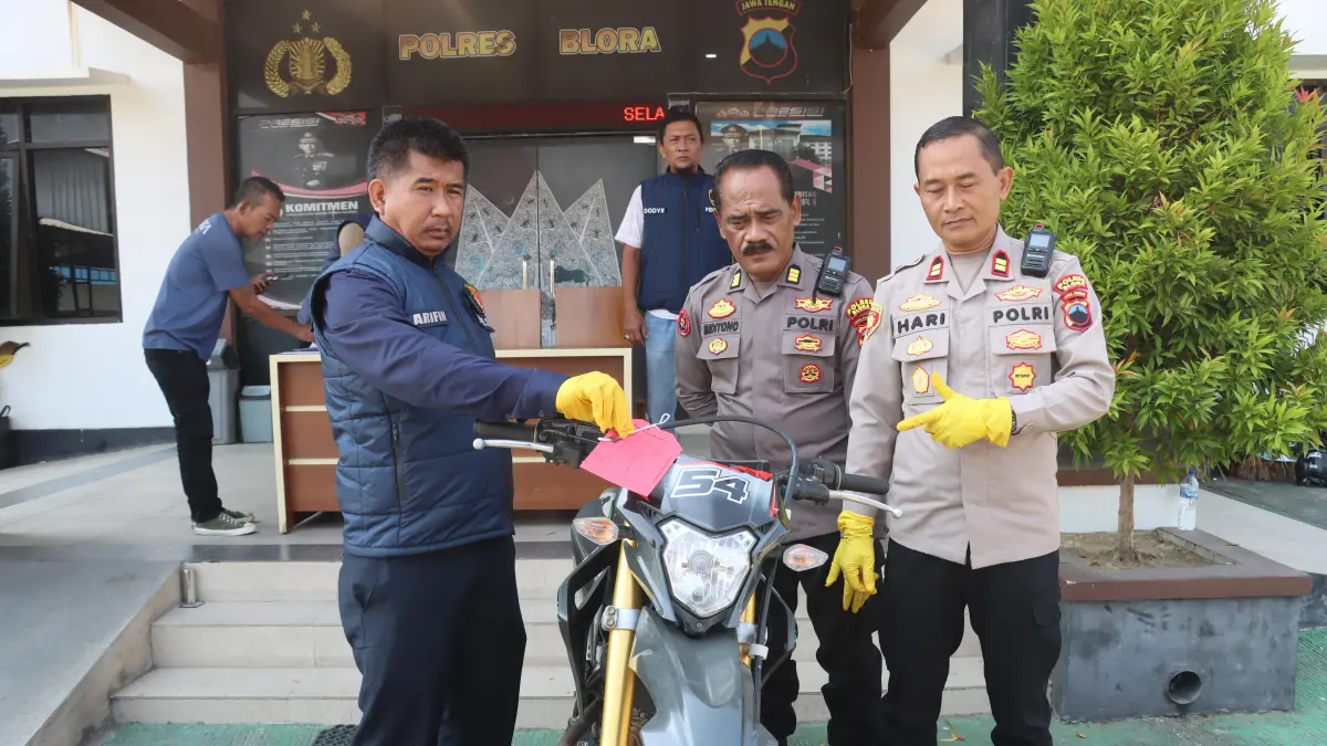 TEGAS: Kasatreskrim Polres Blora AKP Zaenul Arifin (kiri) saat menunjukkan barang bukti motor yang dicuri.  (EKO SANTOSO/RADAR KUDUS)