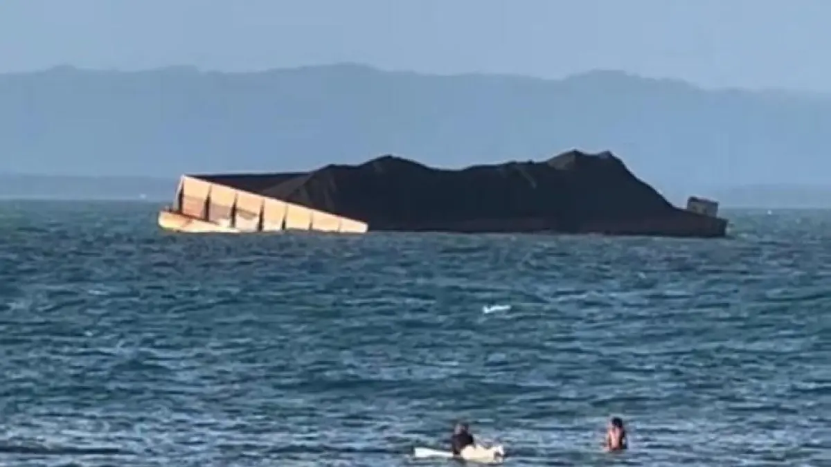 tongkang bernama Titan yang mengangkut sekitar 80.000 ton batubara dari Palembang menuju Cilacap, Jawa Tengah, mengalami kebocoran dan akhirnya didamparkan di kawasan Pantai Pangandaran. (Ist)