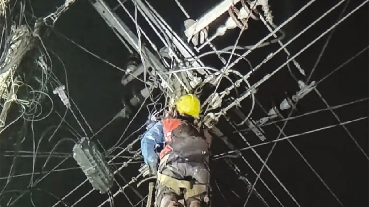19.inddJAGA KEANDALAN: Pekerjaan melakukan inspeksi dan pemeliharaan jaringan distribusi di salah satu tiang listrik di PLN ULP Rembang. (PLN ULP RBG UNTUK RADAR KUDUS)