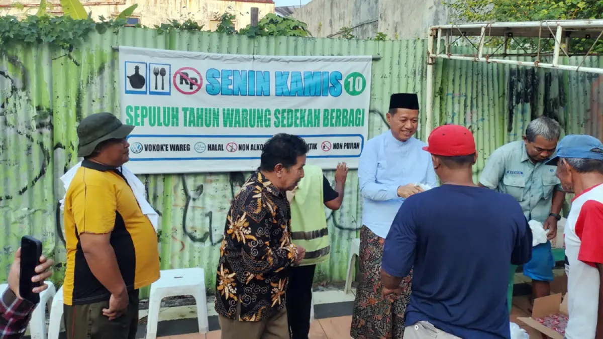 BERBAGI: Bupati Kudus Sam’ani Intakoris ikut membagikan nasi bungkus di warung sedekah. (GALIH ERLAMBANG W/ RADAR KUDUS)