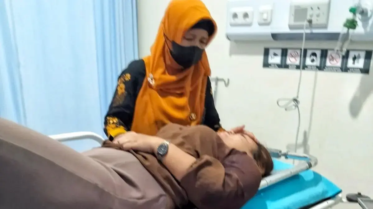 Kondisi korban terbaring di rumah sakit untuk mendapatkan perawatan medis akibat luka tusuk oleh suami. (Dok. Radar Kudus)