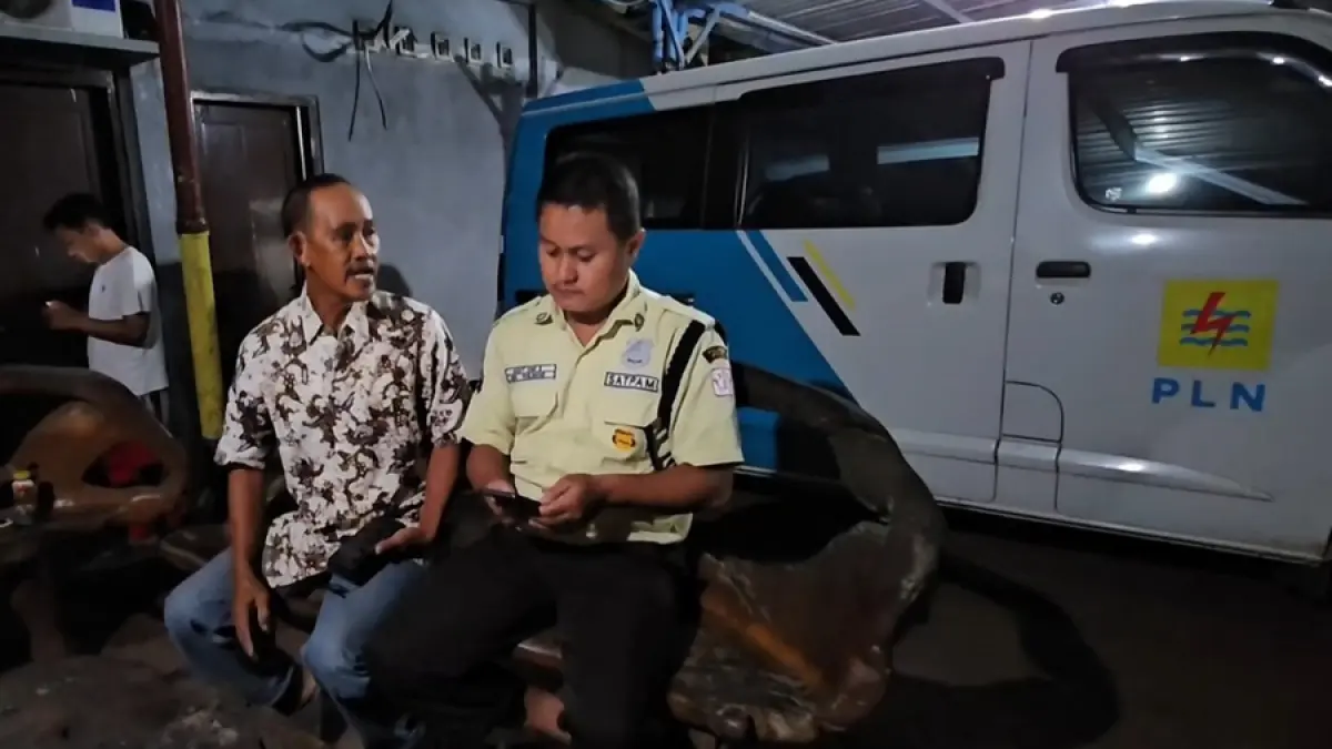 MENGADU: Warga Batangan mendatangi PLN Juwana untuk melaporkan adanya pemadaman baru-baru ini. (ANDRE FAIDHIL FALAH/RADAR KUDUS)
