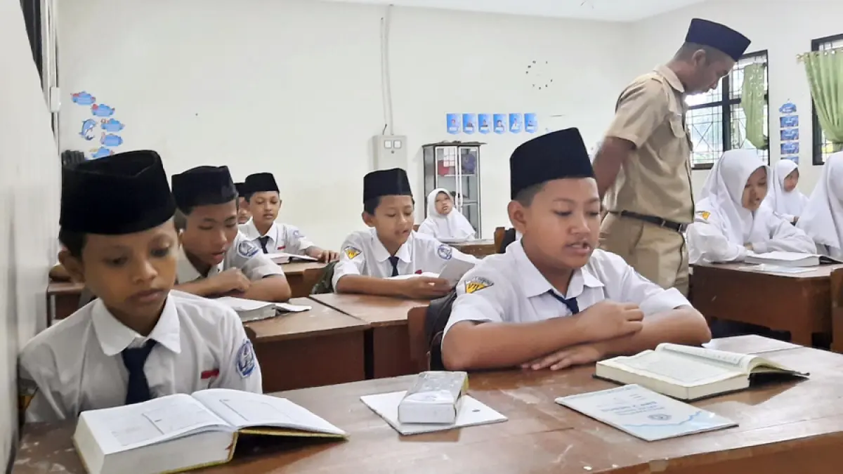 MENGAJAR: Guru saat memberikan materi pembelajaran di SMP 2 Gebog Kudus baru-baru ini. (INDAH SUSANTI/RADAR KUDUS)