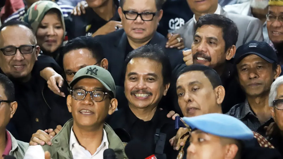 Pakar telematika Roy Suryo dan dua rekannya usai menjalani pemeriksaan perdana sebagai tersangka dalam kasus dugaan tudingan ijazah palsu Presiden ke-7 Indonesia Joko Widodo di Mapolda Metro Jaya, Jakarta, Kamis (13/11/2025). (Dery Ridwansah/ JawaPos.com)