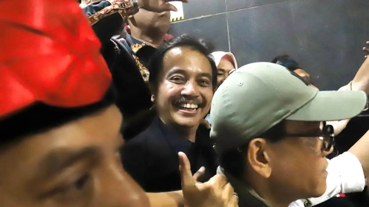 Pakar telematika Roy Suryo dan dua rekannya usai menjalani pemeriksaan perdana sebagai tersangka dalam kasus dugaan tudingan ijazah palsu Presiden ke-7 Indonesia Joko Widodo di Mapolda Metro Jaya, Jakarta, Kamis (13/11/2025). (Dery Ridwansah/ JawaPos.com)
