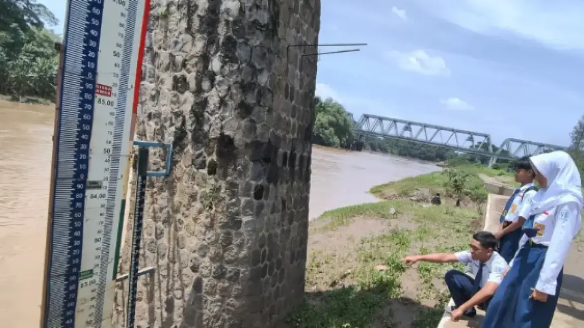 Siswa SMPN 21 Solo uji coba EWS karya mereka di aliran Sungai Bengawan Solo. (Dok. Pribadi)