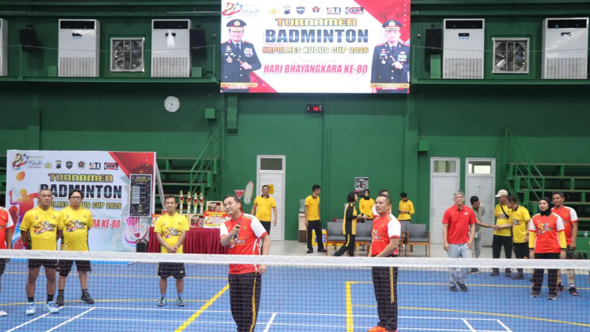 SPORTIVITAS: Kapolres Kudus AKBP Heru Dwi Purnomo membuka turnamen bulu tangkis Kapolres Kudus Cup 2026 di GOR Djarum Arena. (POLRES KUDUS UNTUK RADAR KUDUS)