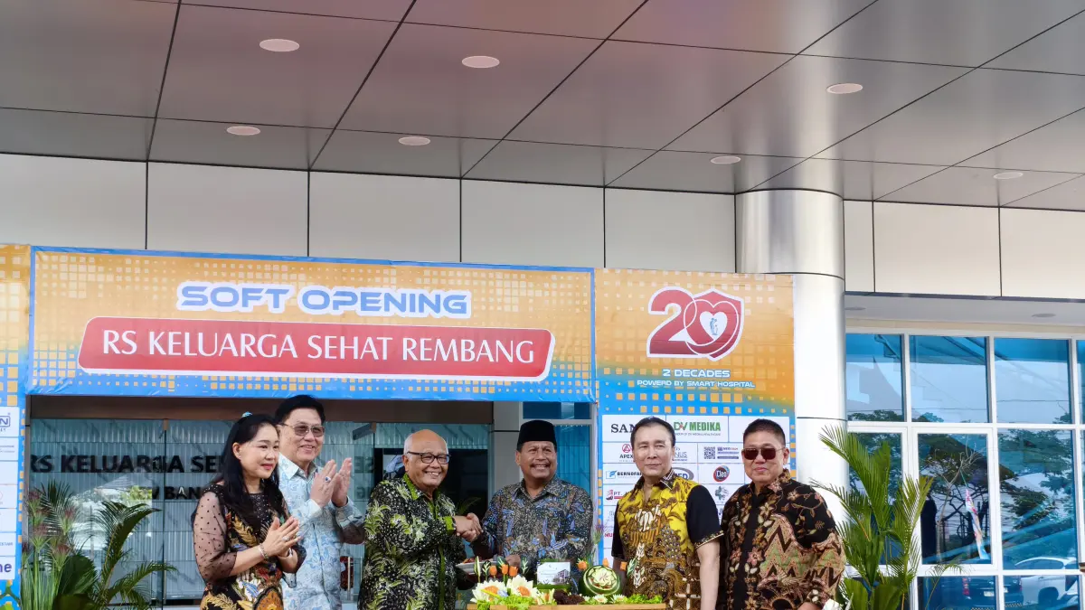 Bupati Rembang Harno memberikan potongan tumpeng kepada Direktur RS KSH Rembang dalam momen soft launching, Sabtu (20/6/2026). 