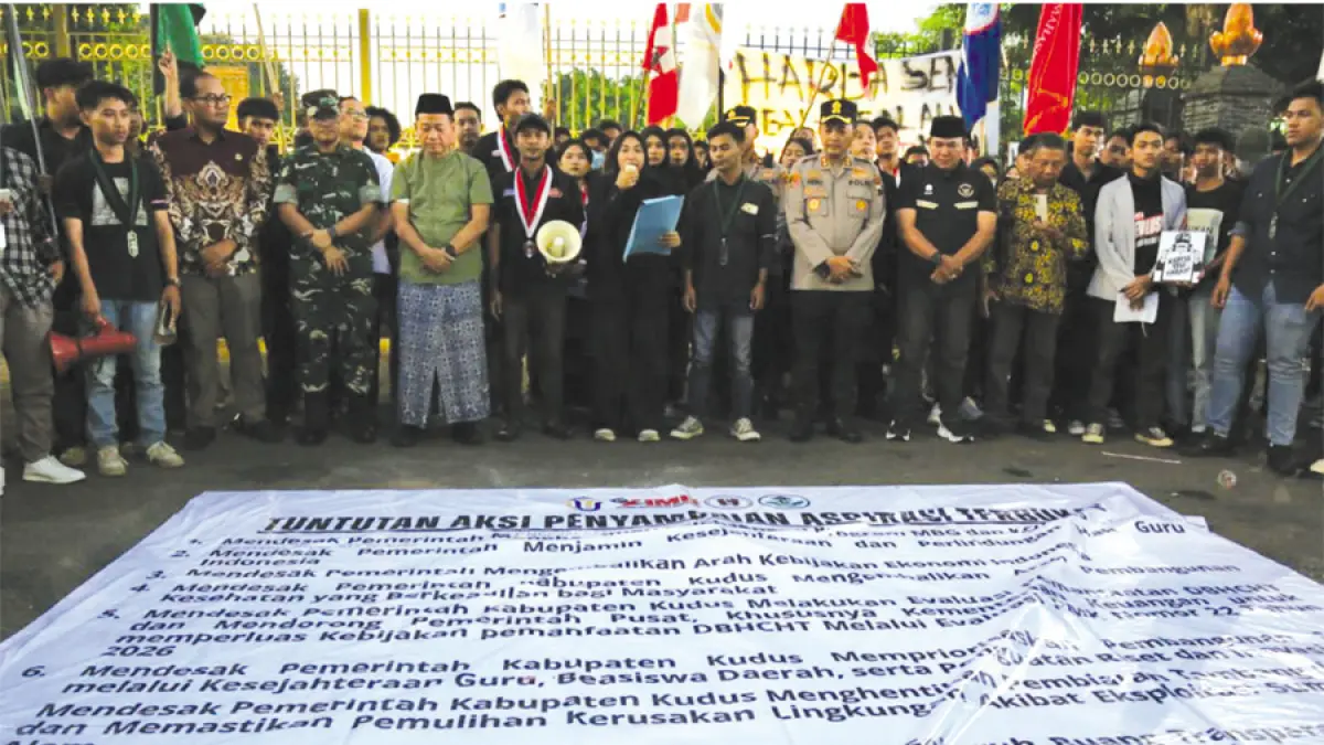 DITEMUI FORKOPIMDA: Mahasiswa menyuarakan tuntutan penghentian program MBG di depan Kantor Bupati Kudus kemarin sore. (GALIH ERLAMBANG W/ RADAR KUDUS)