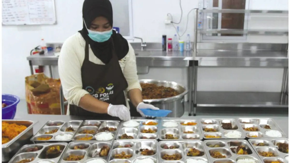IKUT JADWAL SEKOLAH: Pekerja di SPPG Rendeng, Kota, Kudus, proses packing menu MBG baru-baru ini. (INDAH SUSANTI/RADAR KUDUS)