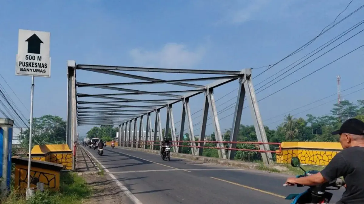 Jembatan Serayu di perbatasan Kecamatan Banyumas dan Kecamatan Kalibagor, Kabupaten Banyumas, Jawa Tengah. (ANTARA/Sumarwoto)