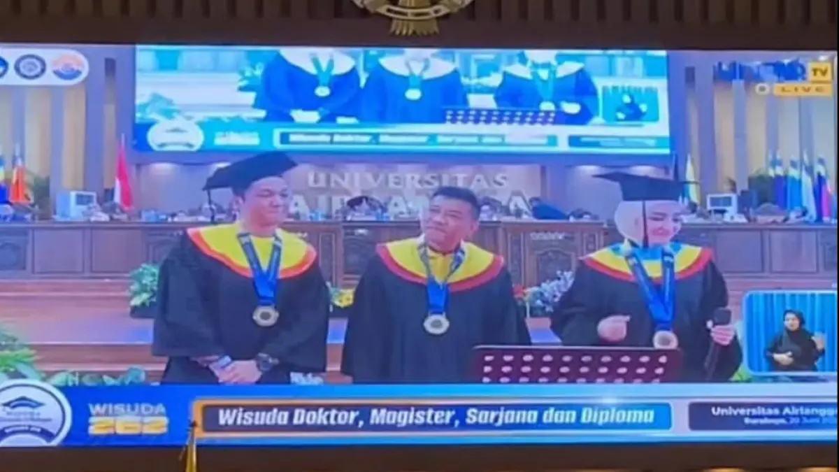 Momen keluarga Hermansyah wisuda bareng di Unair (Foto: Instagram @azriel_hermansyah) 