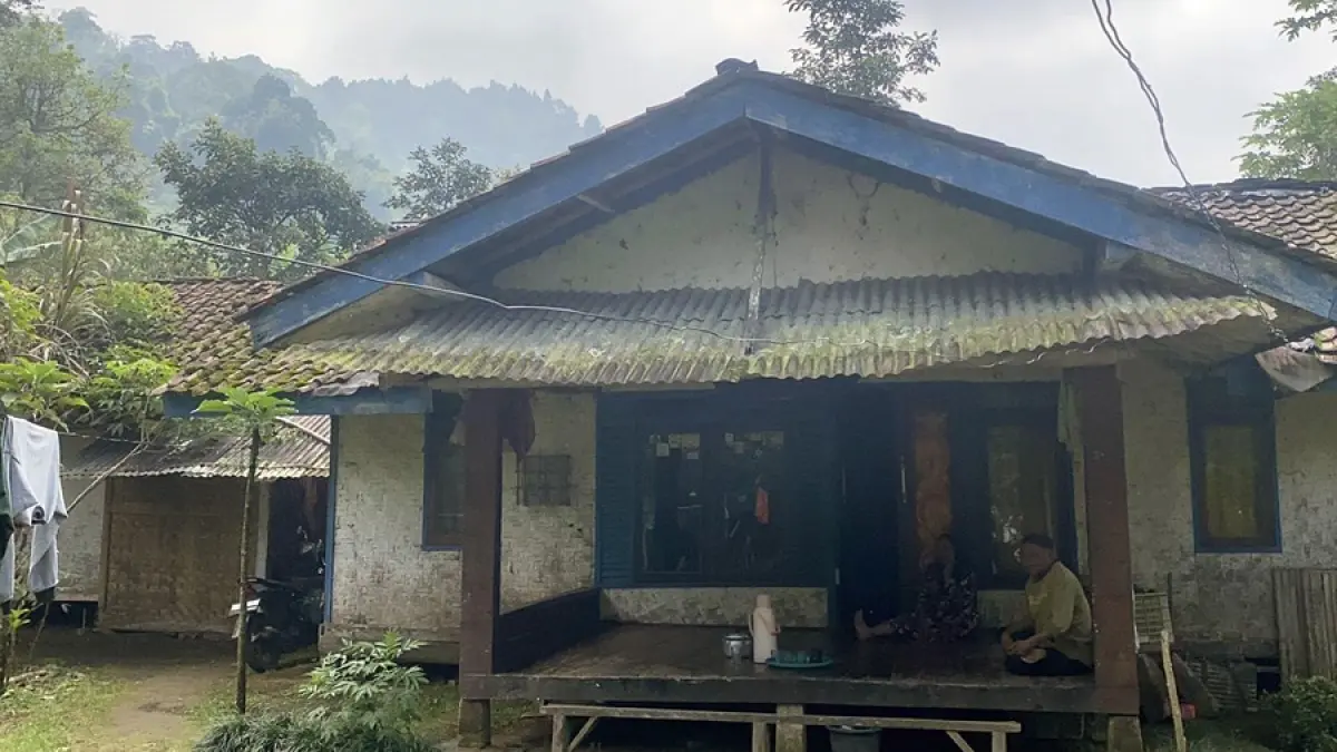 Nampak kediaman Mbah Sarnuh, rumah dengan Listrik Rp.0 di Sukabumi. (KOMPAS.com RIKI ACHMAD SAEPULLOH )