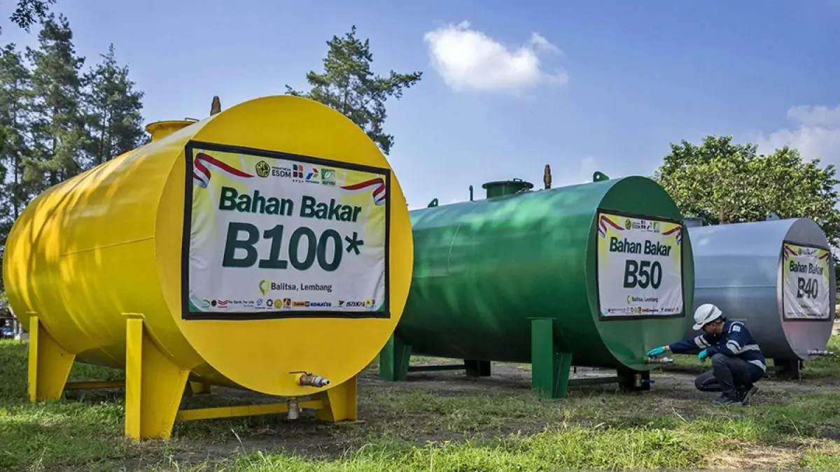 Petugas memeriksa tangki penyimpanan bahan bakar biodiesel 50 persen (B50) di Stasiun Blending dan Pengisian Bahan Bakar Uji Jalan B50, Lembang, Kabupaten Bandung Barat, Jawa Barat, Minggu (7/6/2026). (ANTARA FOTO/Abdan Syakura/agr)