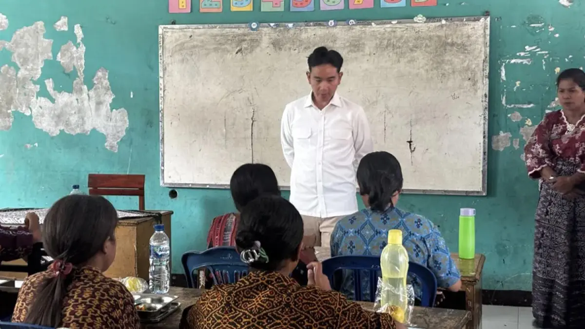Wapres Gibran Rakabuming meninjau pelaksanaan MBG di SMP 1 Ndona, Kab. Ende, NTT, Kamis (18/6/2026) (ANTARA/Prisca Triferna)