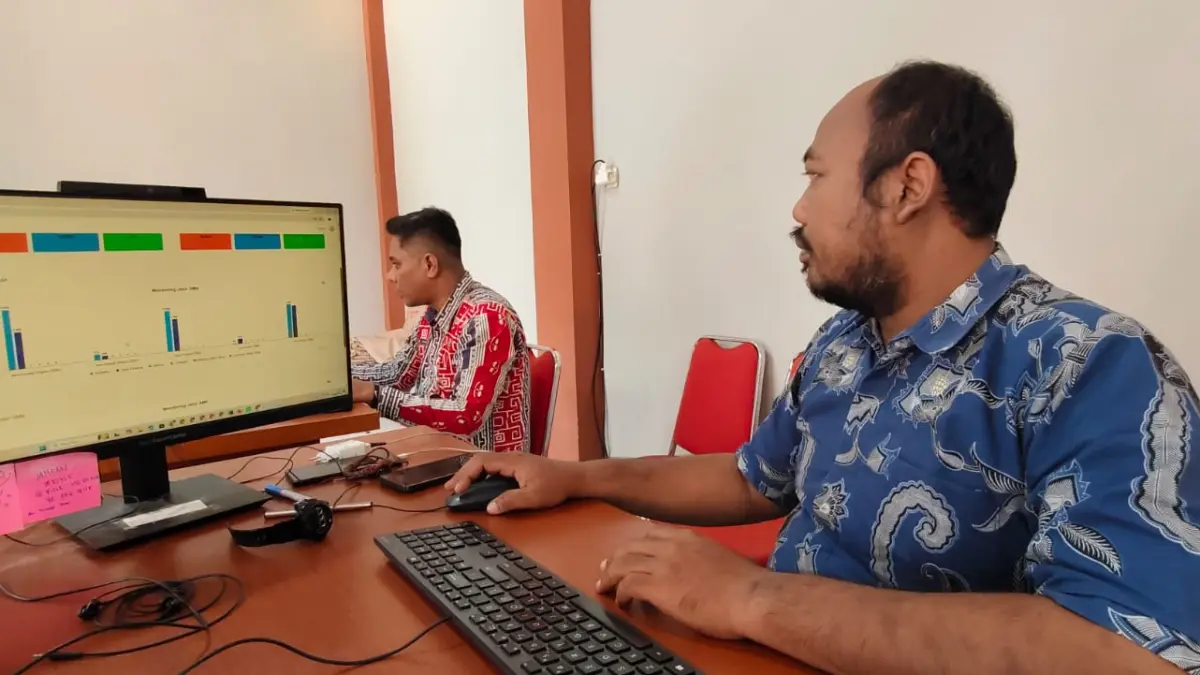 CEK DATA - Kasi Pelayanan dan Pengaduan Cabdin Wilayah IV Provinsi Jawa Tengah Ahmad Nugroho menunjukan grafis pendaftaran SMPB SMA dan SMK di kantor Cabdin IV. 