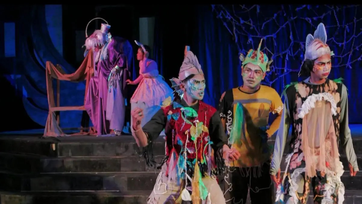 KEREN: Pementasan Teater Lentera dengan lakon Jarbuarong di Stadium Budaya Tirtonadi Kabupaten Blora. 