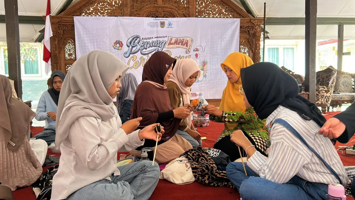 KREATIF: Peserta pelatihan membuat kain bekas menjadi barang bernilai ekonomis di Aula Rumah Dinas Wakil Bupati Kudus, Minggu (21/6). (ANDIKA TRISNA SAPUTRA/RADAR KUDUS)