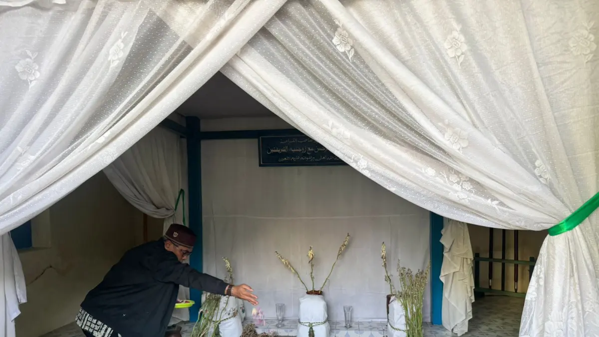 TABUR BUNGA – Ketua KPK RI Komisaris Jenderal Polisi (Purn.) Setyo Budiyanto melakukan ziarah dan tabur bunga di makam leluhur ya Kabupaten Grobogan di Kecamatan Kradenan dan Gabus. 