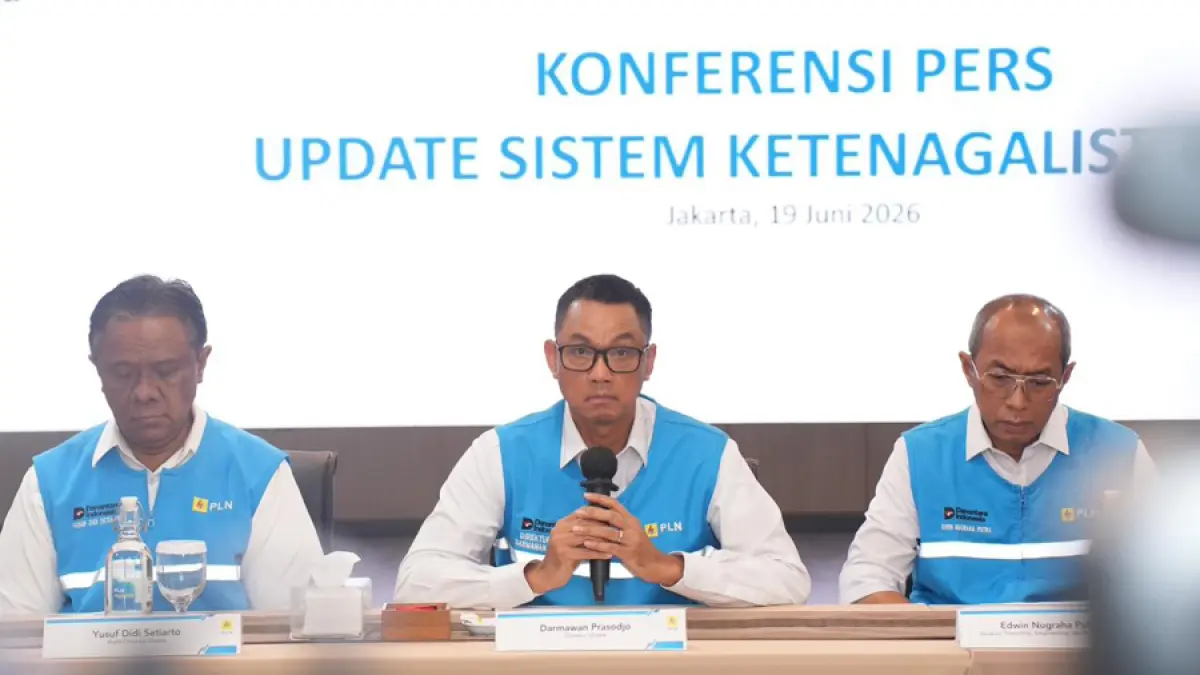 Direktur Utama PLN, Darmawan Prasodjo (tengah) didampingi Wakil Direktur Utama PLN, Yusuf Didi Setiarto (kiri) dan jajaran direksi PLN saat konferensi pers di Jakarta, Jumat (19/6) menyampaikan apresiasi atas dukungan pemerintah melalui Kementerian ESDM dalam memperkuat alokasi baru bara MRC untuk pembangkit listrik.