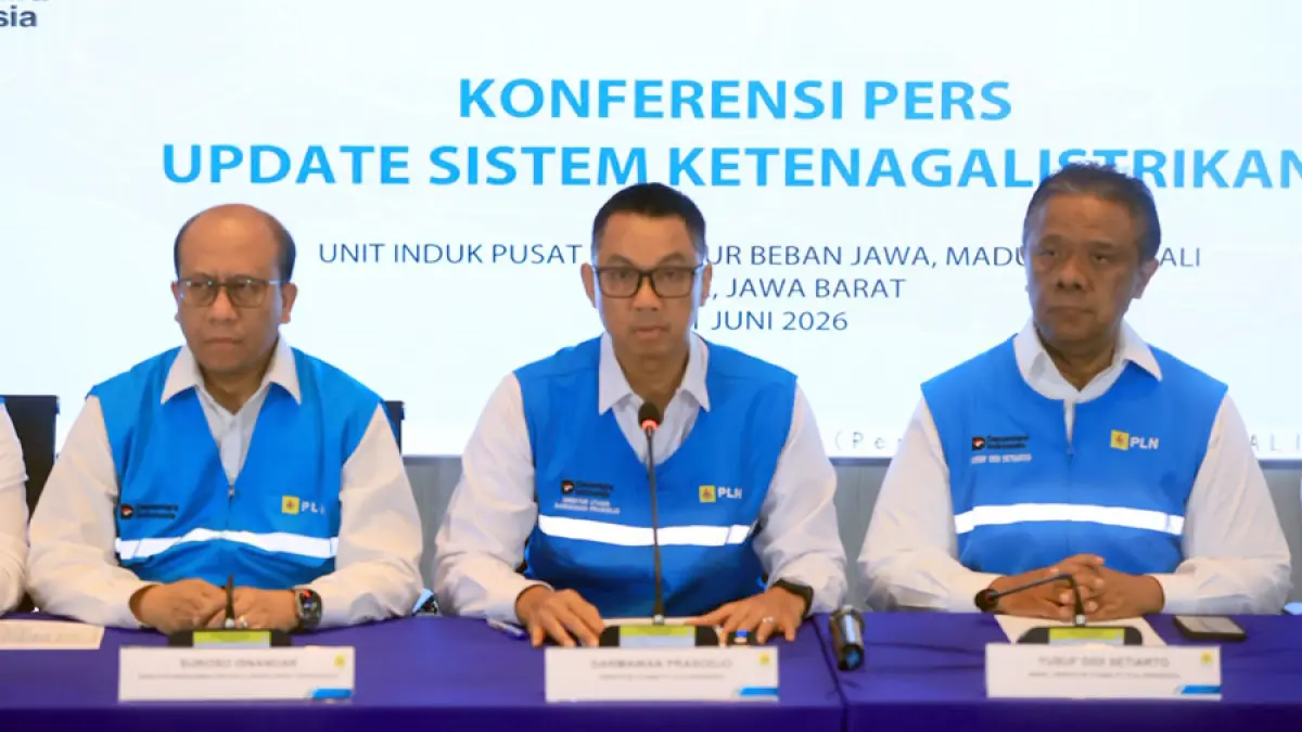 Direktur Utama PLN, Darmawan Prasodjo (tengah) didampingi Wakil Direktur Utama PLN, Yusuf Didi Setiarto (kanan) dan jajaran direksi PLN saat konferensi pers di Kantor PLN Unit Induk Pusat Pengatur Beban Jawa, Madura, dan Bali (UIP2B Jamali) pada Minggu (21/6)