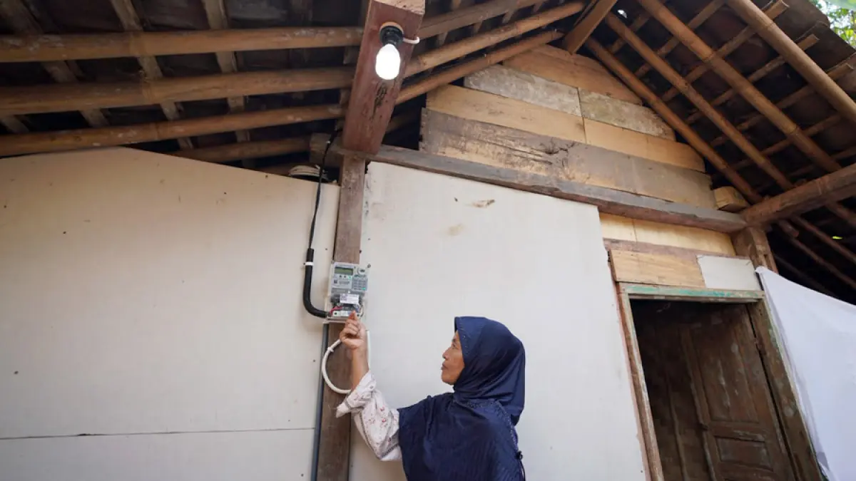 Markamah (58), salah satu warga Desa Hardimulyo, Kecamatan Kaligesing, Kabupaten Purworejo, Jawa Tengah, tampak haru saat menyalakan listrik di rumahnya setelah menerima manfaat Program Listrik Desa (Lisdes) 2025 dan Bantuan Pasang Baru Listrik (BPBL) 2026.
