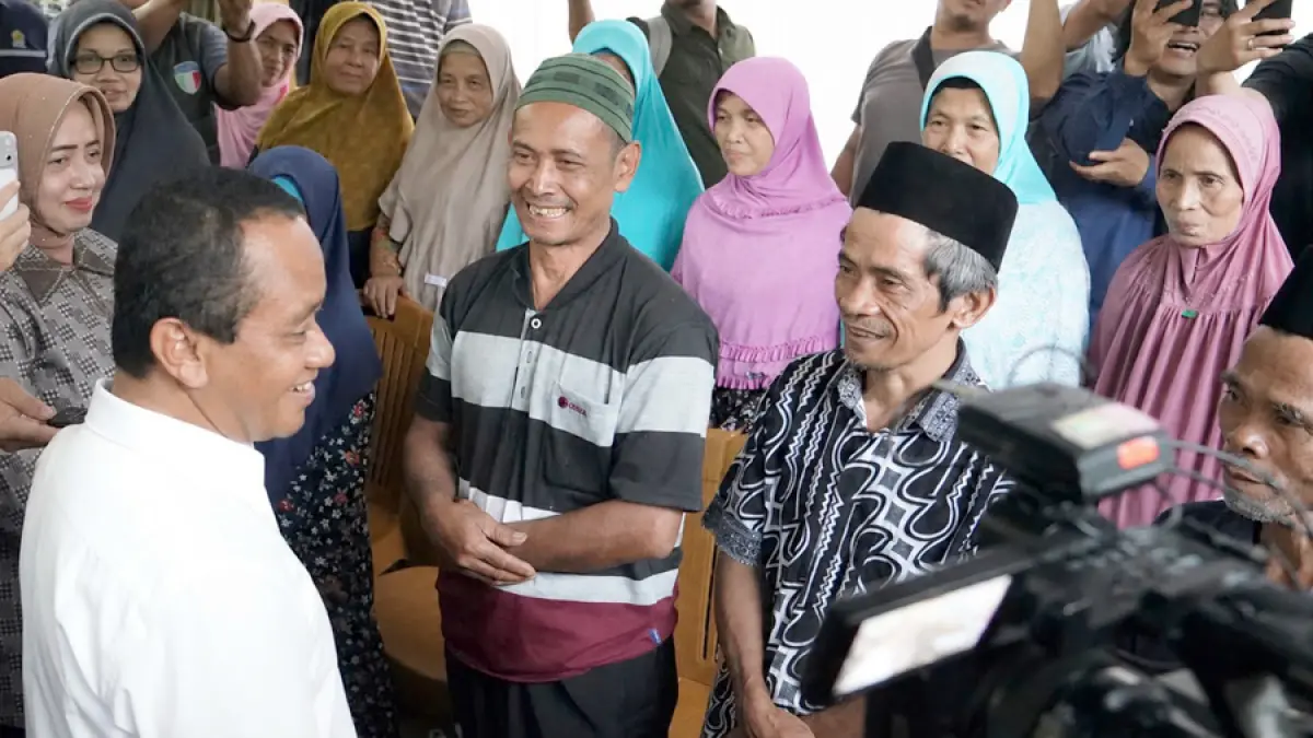 Menteri Energi dan Sumber Daya Mineral (ESDM), Bahlil Lahadalia (kiri) saat berbincang dengan penerima manfaat Program Listrik Desa (Lisdes) 2025 dan Bantuan Pasang Baru Listrik (BPBL) 2026 di Desa Hardimulyo, Kecamatan Kaligesing, Kabupaten Purworejo, Jawa Tengah, Jumat (19/6).