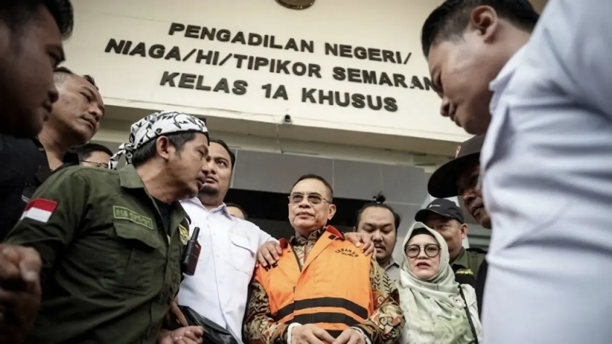 Bupati Pati nonaktif Sudewodidampingi istri dan ratusan pendukung setia keluar dari kantor Tipikor Semarang usai menjalani sidang eksepsi, Senin (22/6/2026).