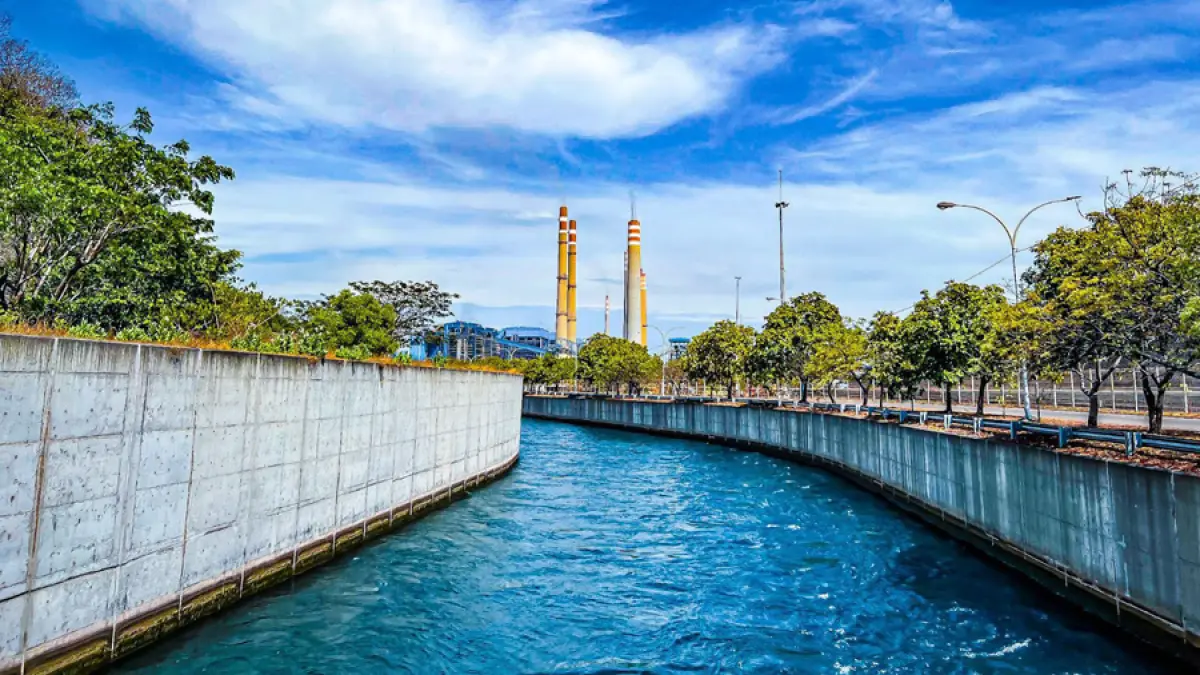 Foto landscape PLTU Paiton di Kabupaten Probolinggo, Jawa Timur yang memasok kelistrikan sistem Jawa-Madura-Bali.