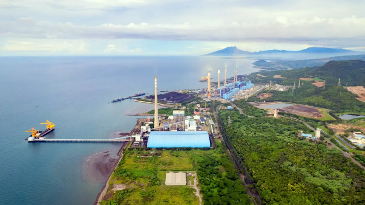 Foto udara PLTU Paiton di Kabupaten Probolinggo, Jawa Timur yang memasok kelistrikan sistem Jawa-Madura-Bali.