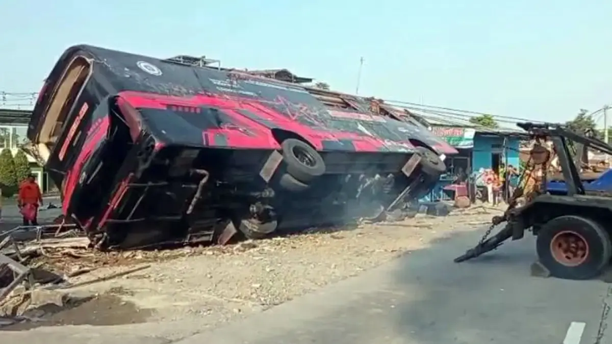 Kecelakaan tunggal Bus Sumber Berlian Jaya di Jalan Karangpandan-Ngargoyoso, Kabupaten Karanganyar, Senin (22/6) dini hari. (ISTIMEWA)