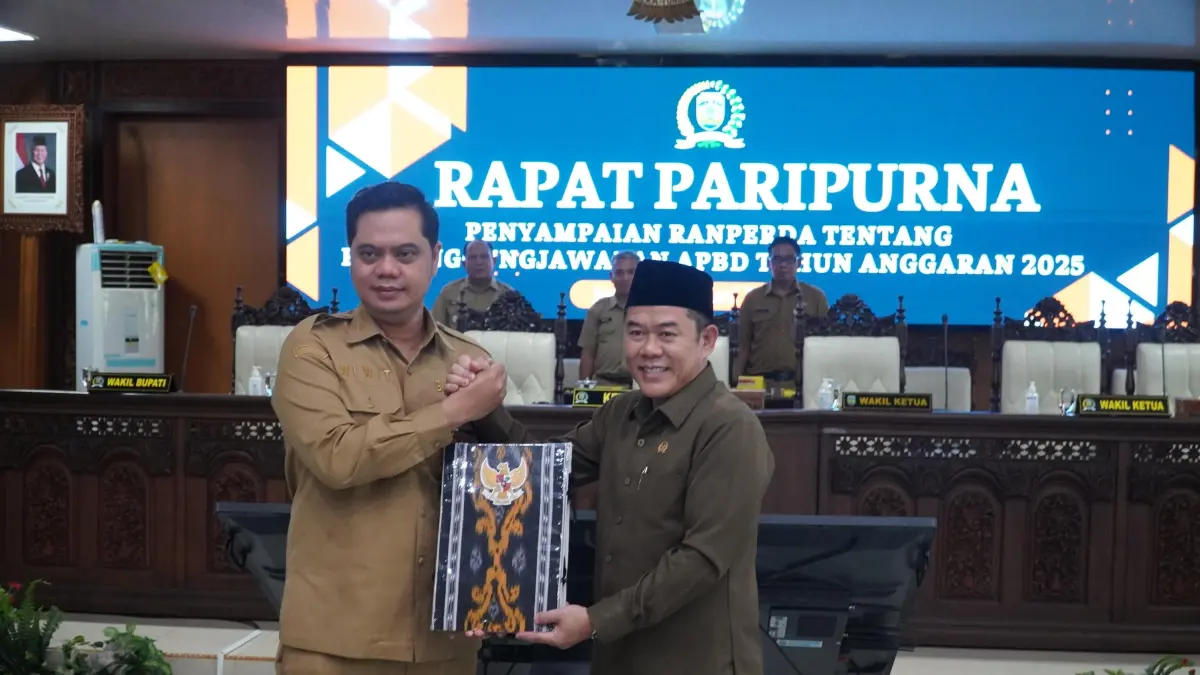 KOMPAK: Bupati Jepara Witiarso Utomo (kiri) bersama Ketua DPRD Jepara Agus Sutisna. 