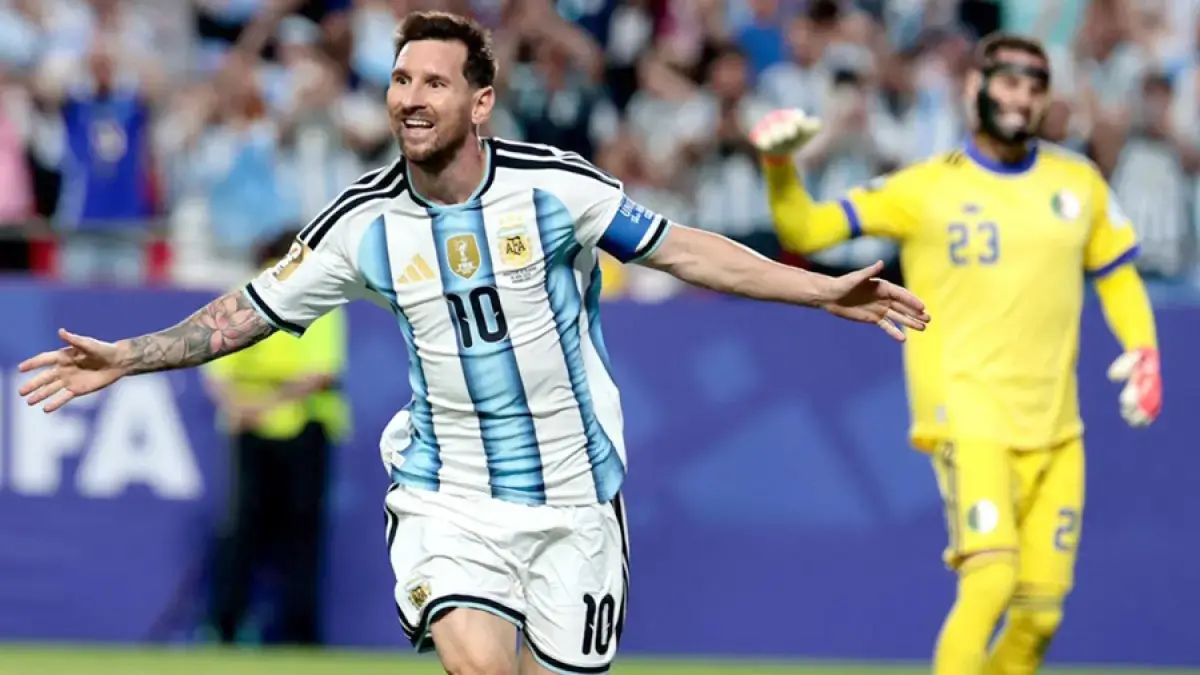 Lionel Messi merayakan gol saat timnas Argentina mengalahkan Aljazair 3-0 di Piala Dunia 2026. (Instagram @afaseleccion)
